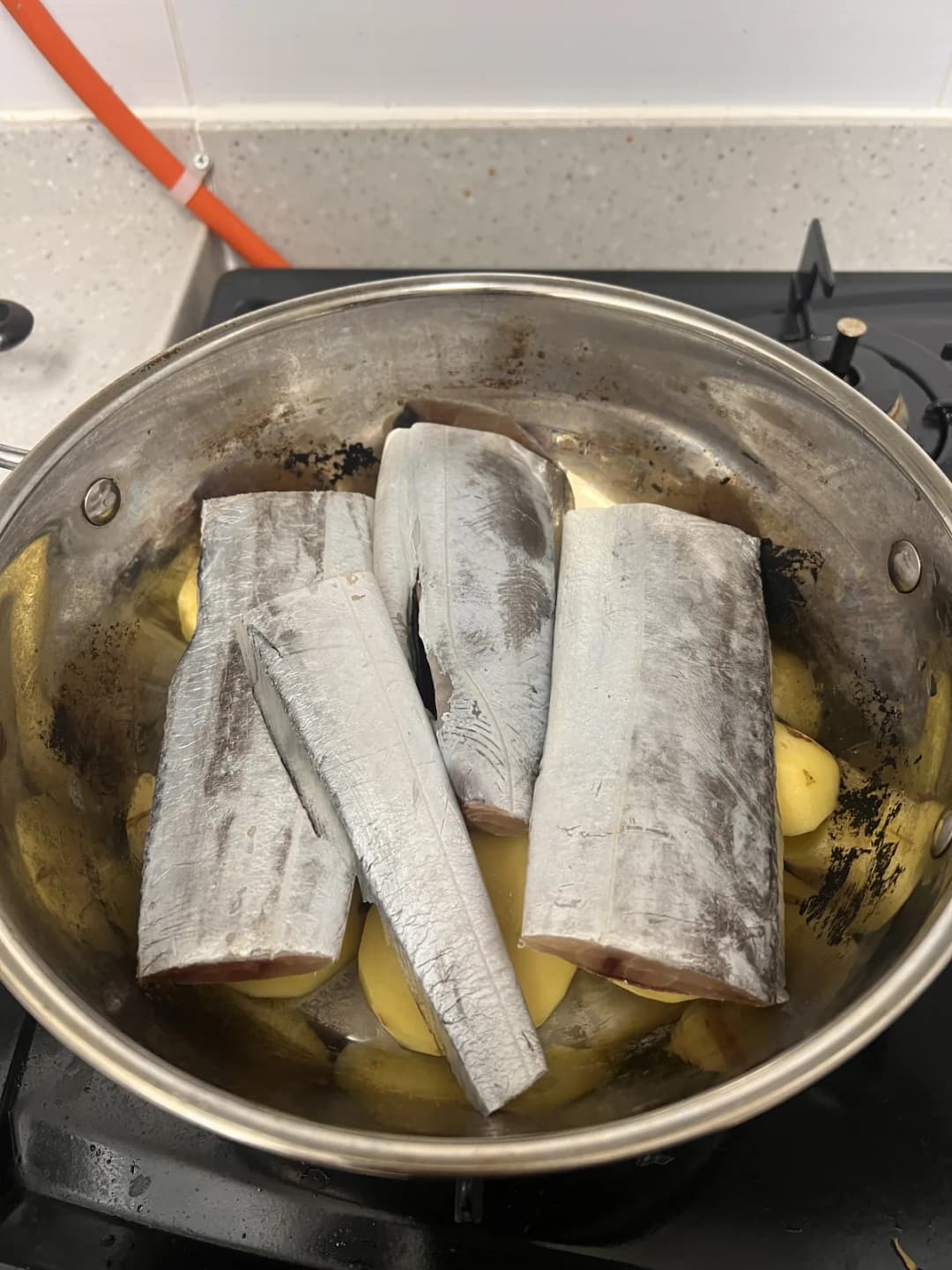 감자 위에 올린 갈치 토막